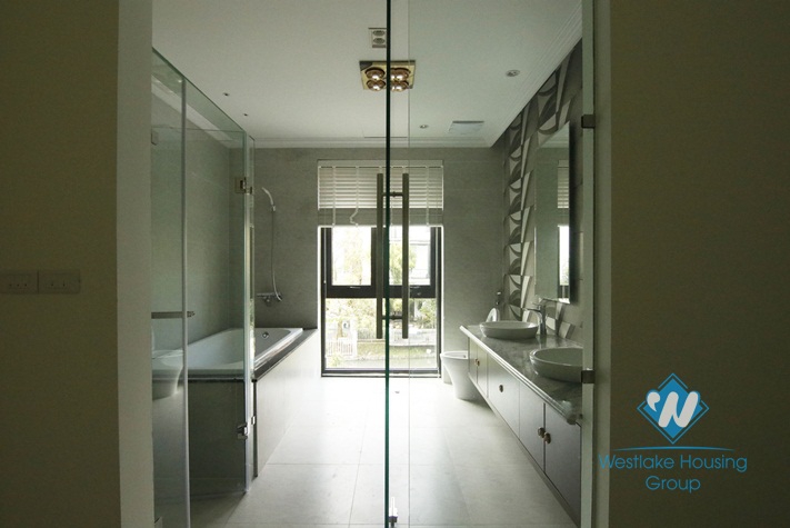 A gorgeous villa in Vinhome Riverside Long Bien for rent